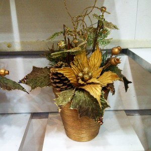 christmas-flower-pot-decor-gold